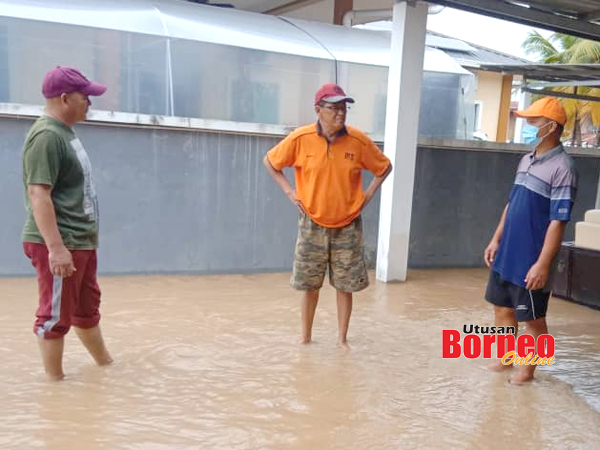  Sintar (tengah) berbincang dengan dua penduduk kampung mengenai banjir yang melanda kampung mereka. 