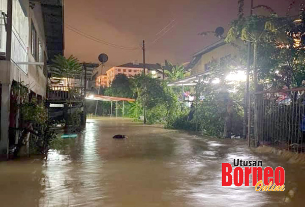  Keadaan banjir di Kampung Berungis Tuaran seawal jam 6 pagi, hanya kenderaan berat boleh melalui laluan utama berikutan air dari sungai berhampiran melimpah ke jalan utama.-foto ihsan pembaca.