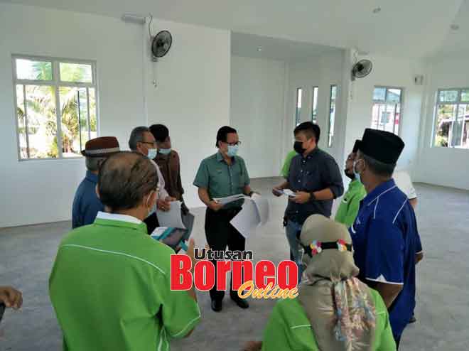  Lee (tengah) membuat pemeriksaan projek bangunan baharu Surau Darul Ikhlas di Kampung Senadin Jaya kelmarin. 