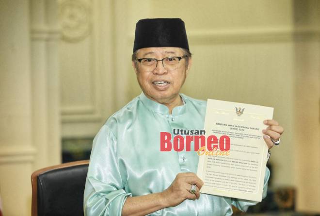 Abang Johari menunjukkan ucapannya mengenai BKSS 4.0. Gambar Chimon Upon.