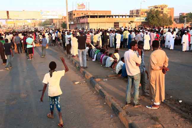  Penunjuk perasaan berkumpul beramai-ramai menghalang laluan ke jambatan Mansheiya di Khartoum. — Gambar AFP