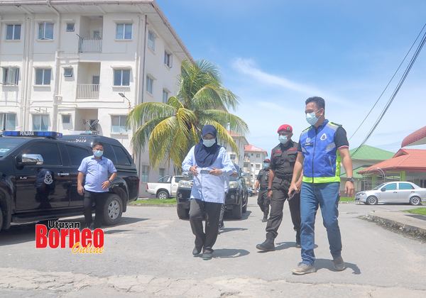  Habibi turun memantau keadaan di pos kawalan polis PKPD Kuarters Staf Jabatan Penjara di Taman Mat Salleh, Kepayan, bersama Pemangku Pengarah Jabatan Penjarah Sabah Nora Musa.