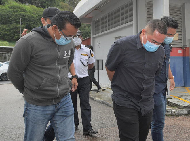  Mad Nazzri dan Mohd Yazzid mengaku tidak bersalah di Mahkamah Majistret, Johor Bahru semalam atas pertuduhan menipu seorang pemilik syarikat untuk mendapatkan projek pembersihan hutan di Mersing bernilai RM2.5 juta, April tahun lalu. — Gambar Bernama