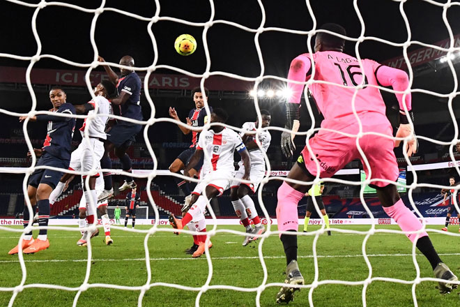  Antara babak-babak aksi perlawanan Ligue 1 di antara PSG dan Dijon yang berlangsung di Stadium Parc des Princes di Paris. — Gambar AFP