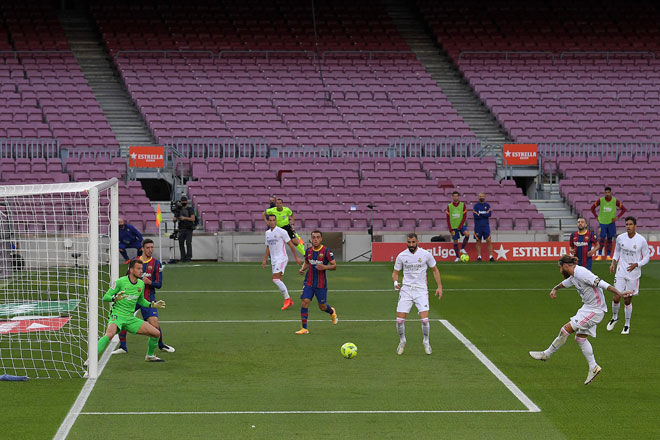  Aksi perlawanan La Liga di antara Barcelona dan Real Madrid di Stadium Camp Nou, Barcelona. — Gambar AFP