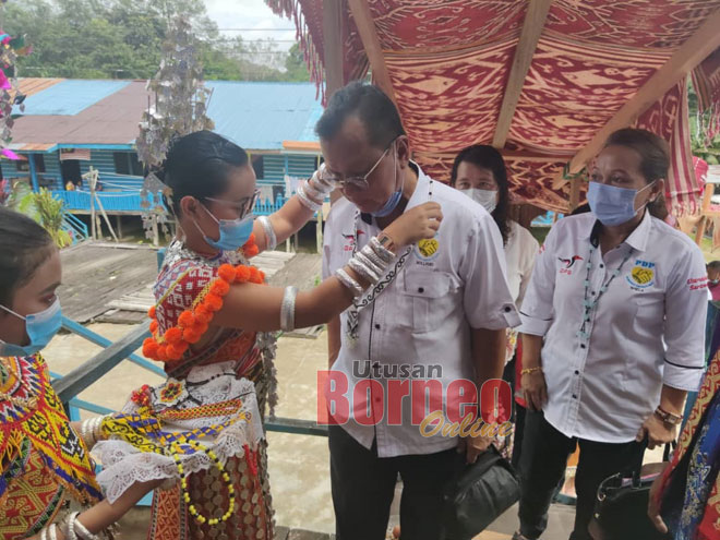  Ketibaan Rolland dan rombongan pada Majlis Pemimpin Bersama Rakyat dan Perasmian Biro Wanita Nanga Bua disambut penuh adat dan kebudayaan.