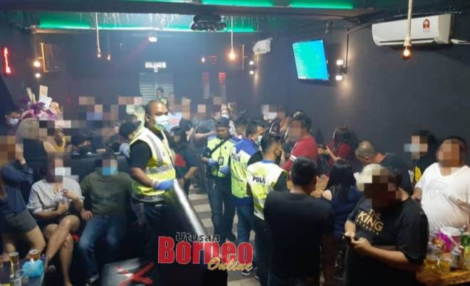 Kesemua 40 pelanggan di sebuah pusat hiburan di kawasan Tanjung Batu Commercial Centre yang ditahan kerana melanggar SOP PKPP, pada malam Ahad.