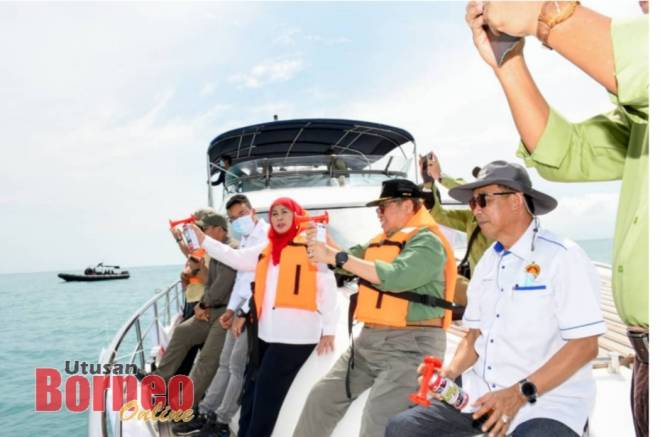 Abang Johari melakukan simbolik pelancaran melabuh tukun tiruan di perairan Sampadi- Tanjong Datu di Sematan hari ini.