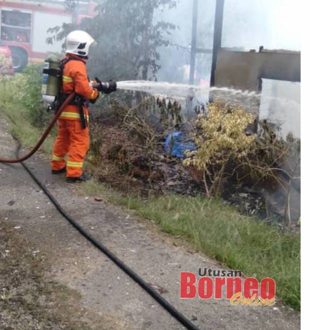 Anggota Bomba berusaha memadamkan api yang memusnahkan sebuah rumah dua tingkat di Kampung Belimbing, Padawan.