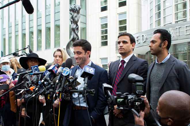  Bekas ahli NXIVM Marc Elliot bercakap kepada wartawan sambil diperhatikan bekas ahli yang lain (dari kiri) Nicki Clyne dan Michelle Hatchette selepas Rainiere dijatuhkan hukuman di New York, kelmarin. — Gambar AFP