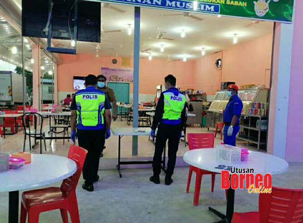  Pasukan pemantau IPD Beluran sedang memeriksa pematuhan SOP  di sebuah restoran di Telupid.