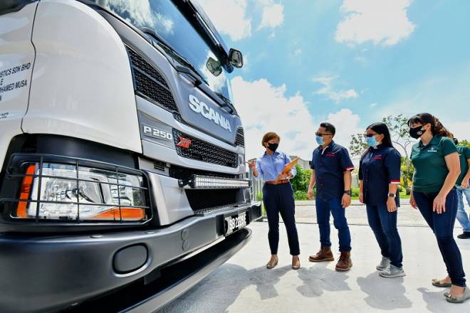 Perkhidmatan kewangan ditawarkan oleh Scania Credit Malaysia memberi pembiayaan yang fleksibel dan solusi insuran yang di sesuaikan untuk memberi kos yang boleh diramalkan dan risiko terkawal. Di sini, Pakar Kredit kami Bersama Mansang Logistics, pelanggan New Truck Generation  XT yang pertama dari Sarawak yang mengunakkan  perkhidmatan kewangan Scania.