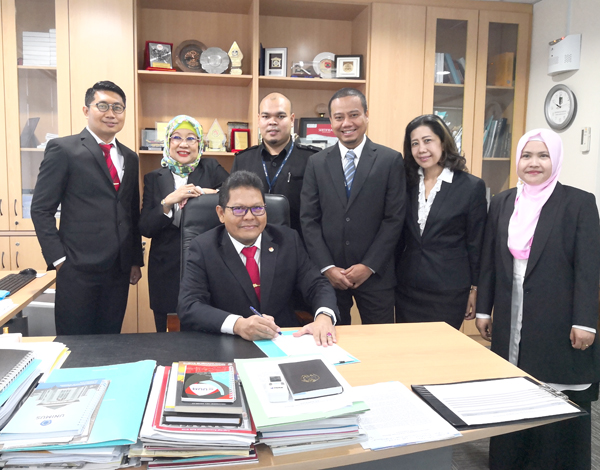  Bersama staf di pejabat  Atase Pendidikan dan   Kebudayaan KBRI  Kuala Lumpur.