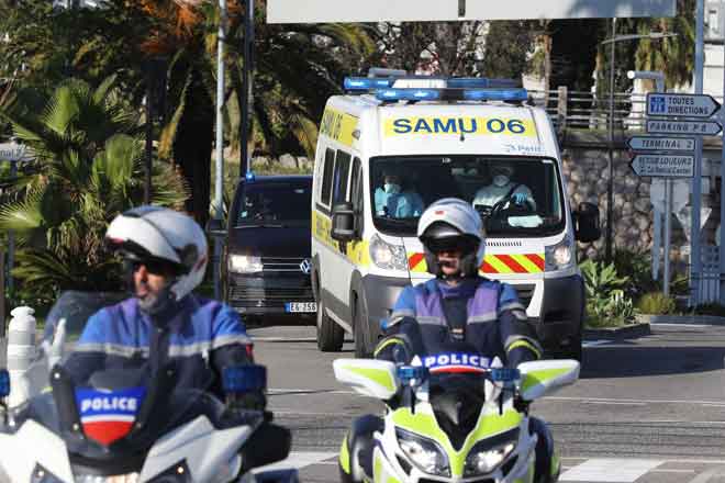  Polis mengiringi ambulans yang membawa Brahim Aouissaoui di Nice kelmarin menjelang laporan bahawa dia akan dipindahkan ke Paris untuk mendapatkan rawatan bagi kecederaan yang dialaminya ketika melancarkan serangan bersenjatakan pisau di Basilika Notre-Dame   pada 29 Oktober lepas. — Gambar AFP