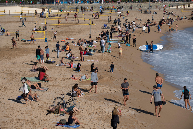  Orang ramai bersantai di pantai Bogatell di Barcelona, salah satu kawasan yang ditutup untuk rekreasi akibat pandemik COVID-19 di Sepanyol kelmarin. — Gambar APF