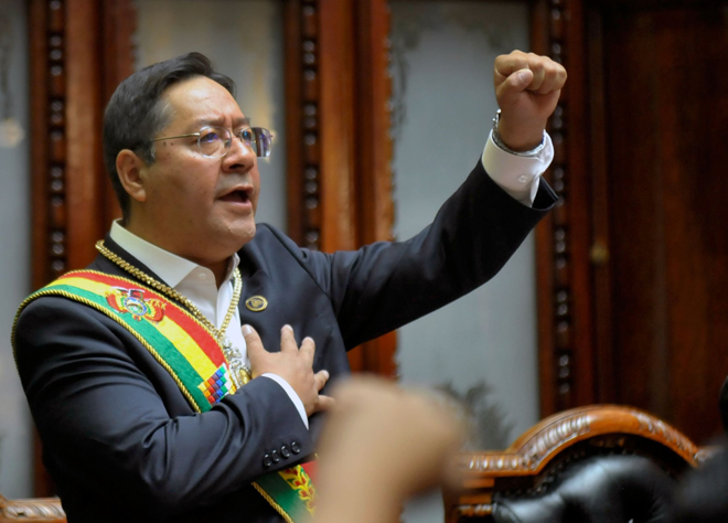  Gambar serahan Agencia Boliviana de Informacion (ABI) menunjukkan Arce selepas mengangkat sumpah di Plurinational Legislative Assembly di La Paz, Bolivia. — Gambar AFP