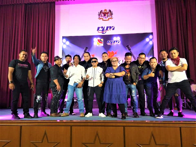  Antara artis dan kumpulan rock Iban yang terlibat dalam Konsert Pengingat ACSJ di RTM Sibu, malam kelmarin.