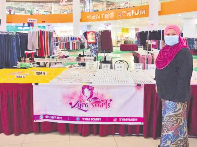  Perniagaan menjual tudung dan kerongsang yang diusahakan Azirah.