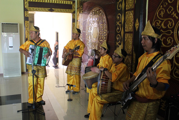  Penari yang menyambut kedatangan tamu di muzium.