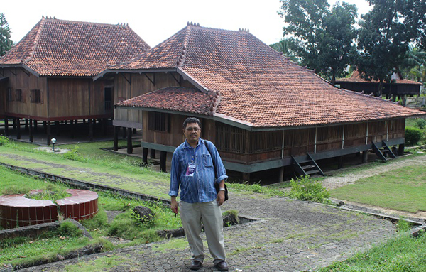  Penulis bergambar berlatarkan Rumah Limas.