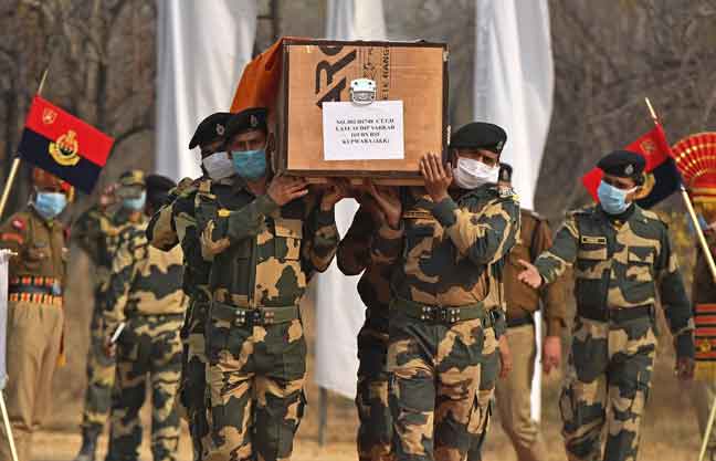  Anggota Pasukan Keselamatan Sempadan (BSF) India mengusung keranda rakan sekerja yang                   terbunuh dalam pertempuran berhampiran LoC di Kashmir, semasa upacara memberi penghormatan terakhir di Ibu Pejabat BSF di Srinagar pada Isnin lepas. — Gambar AFP