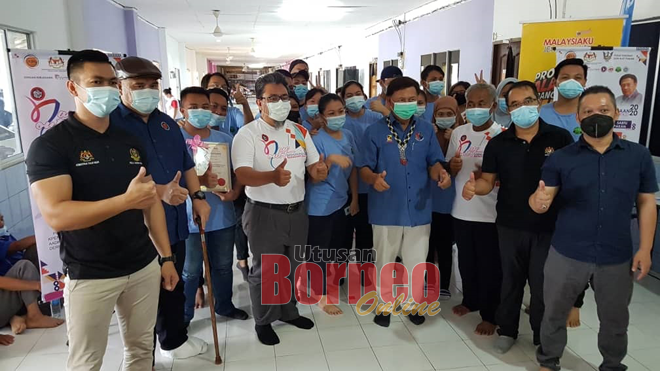  Mawan (baris mua, empat kanan) begambar kenang enggau temuai dipebasa ke bukai enggau pesereta program nya kemari.