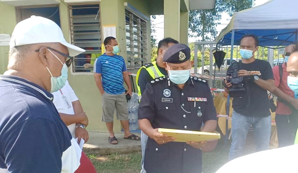  Mohd Azhar meninjau kawalan yang dibuat oleh pasukan sukarela PPR Taman Murni.