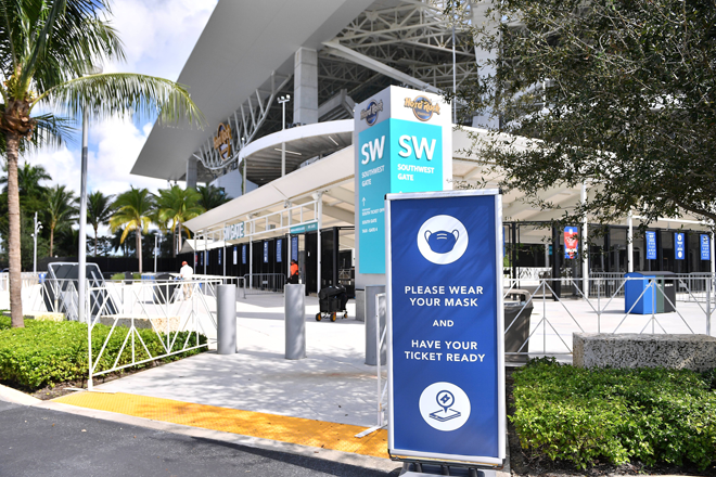  Amaran mengenai pematuhan SOP COVID-19 dipaparkan di pintu masuk Stadium Hard Rock di Miami Gardens, Florida kelmarin. — Gambar AFP