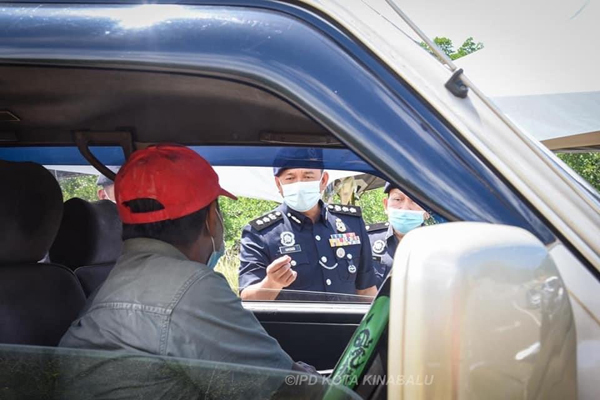  Habibi semasa turun padang memantau salah satu SJR di sini.