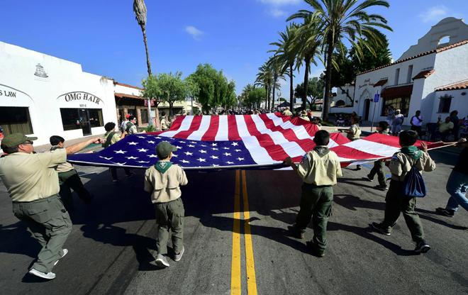  Gambar fail 4 Julai, 2018 menunjukkan para pengakap mengusung bendera kebangsaan semasa perarakan di San Gabriel, California ketika sambutan hari Kemerdekaan. — Gambar AFP