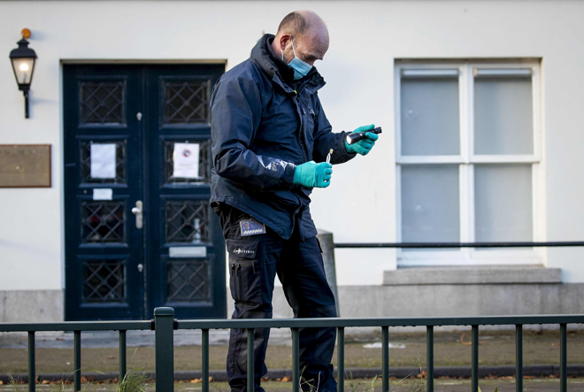  Gambar fail 12 November lalu menunjukkan pegawai polis forensik menjalankan siasatan di kedutaan Arab Saudi di The Hague selepas kejadian tembakan itu. — Gambar AFP