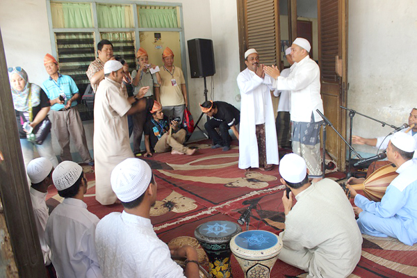 TARI ZAPIN…Masyarakat keturunan Arab yang masih kental dengan budaya mereka.