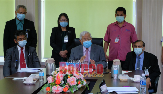  Manyin (duduk, tengah) nerangka pasal penyulut STEM ba kededua sekula di Kuching. Sama bisi, Jamiran (duduk, kiri) enggau Ravi (duduk, kanan) enggau pemesai ari IPGKBL. — Gambar Muhammad Rais Sanusi