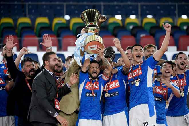  Gambar fail ini menunjukkan pasukan Napoli menjulang trofi kejuaraan selepas menumpaskan Juventus pada final Piala Itali bulan Jun lalu. — Gambar AFP