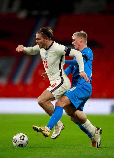  Grealish (kiri) semasa beraksi dalam Liga Negara UEFA di antara England dan Iceland, baru-baru ini. — Gambar AFP