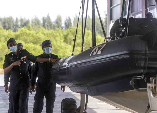  Mohd Rudzuan (kiri) bersama anggotanya membuat pemeriksaan Amphibian Sea Legs bagi menghadapi musim tengkujuh tahun ini di Pengkalan Pasukan Polis Marin (PPM) Pengkalan Kubor di Tumpat. — Gambar Bernama