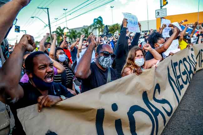  Orang ramai berarak di jalan raya sebagai tanda protes terhadap kematian lelaki kulit hitam di hadapan pasar raya Carrefour di Brazil. — Gambar AFP