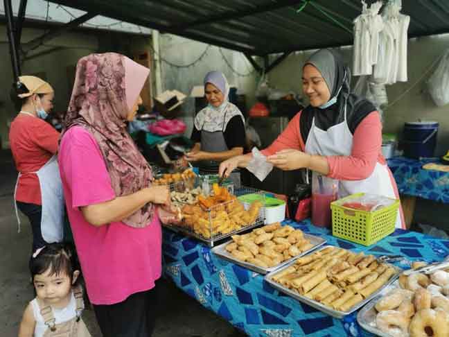  Nurul Baizura (kanan) yang juga peniaga bersyukur atas bantuan kerajaan.