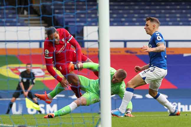  Gambar fail ini menunjukkan terjahan keras yang dilakukan oleh penjaga gol Everton, Pickford terhadap Virgil van Dijk dalam aksi Liga Perdana Inggeris di Goodison Park. — Gambar AFP