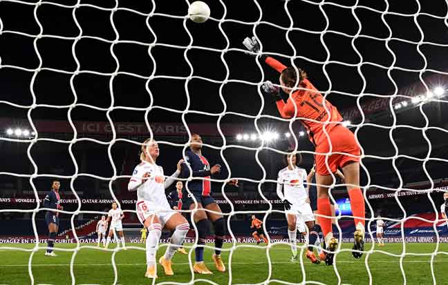  Antara babak aksi perlawanan D1 Wanita Perancis di antara PSG dan Lyon di Stadium Parc des Princes di Paris. — Gambar AFP