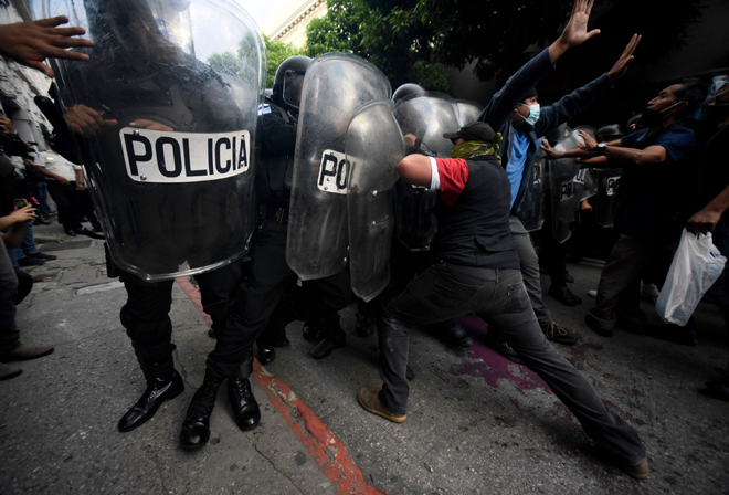  Penunjuk perasaan bertembung dengan polis antirusuhan semasa rusuhan mendesak Presiden Guatemala, Alejandro Giammattei meletak jawatan di Guatemala City. — Gambar AFP