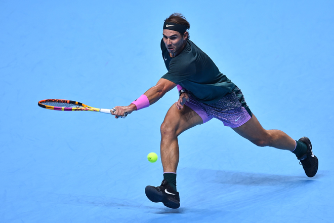  Aksi di antara Nadal menentang Medvedev dalam separuh akhir kejohanan akhir musim di London. — Gambar AFP