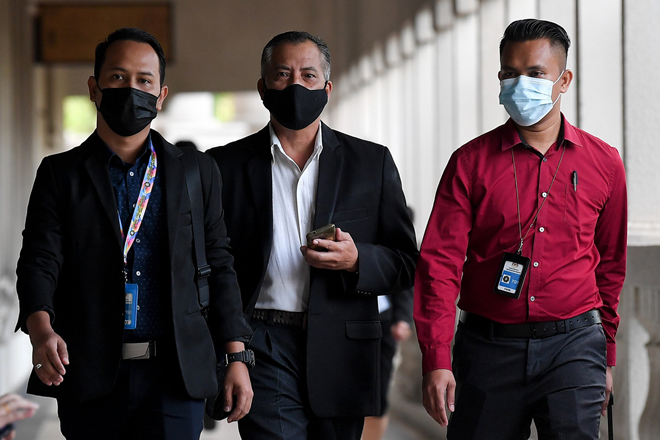  Azman (tengah) ketika hadir di Mahkamah Sesyen di ibu negara semalam. Beliau bagaimanapun mengaku tidak bersalah atas kesemua pertuduhan ke atasnya yang dibacakan di hadapan Hakim Mahyon Talib. — Gambar Bernama