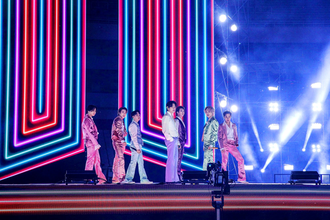  BTS muncul dalam sebuah stadium yang diterangi warna ungu untuk membuat persembahan siaran televisyen pertamanya bagi lagu ‘Life Goes On’, lagu utama dalam album terbaharunya ‘BE’, diikuti persembahkan lagu hit mereka ‘Dynamite’ dengan memakai sut sutera berwarna pastel. — Gambar AFP