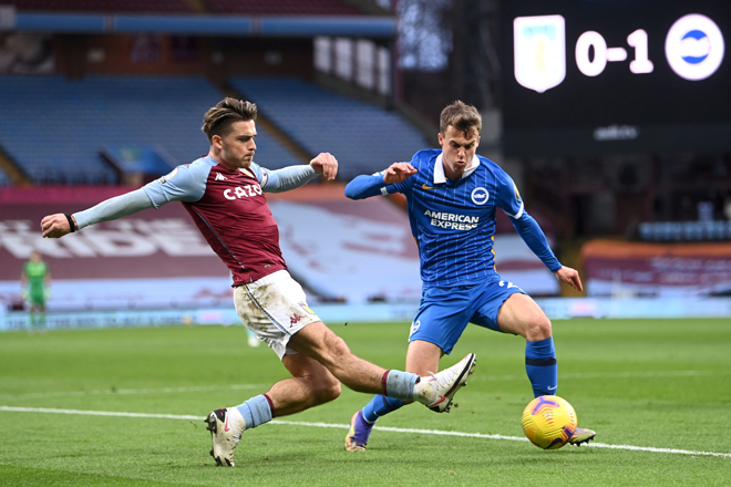  Grealish (kiri) bersaing dengan pemain tengah Brighton Solly March pada perlawanan Liga Perdana Inggeris antara Aston Villa dan Brighton and Hove Albion di Villa Park, Birmingham, England baru-baru ini — Gambar AFP