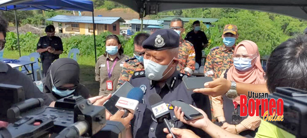  ACP Mohd Azhar berkata sesuatu kepada media ketika membuat tinjauan di SJR Jalan Batu Sapi.