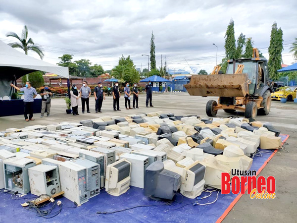  Peralatan komputer antara barangan kes jenyah yang dilupuskan IPD Kota Belud.