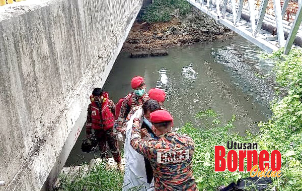  Anggota bomba membawa naik mangsa selepas berjaya diselamatkan.