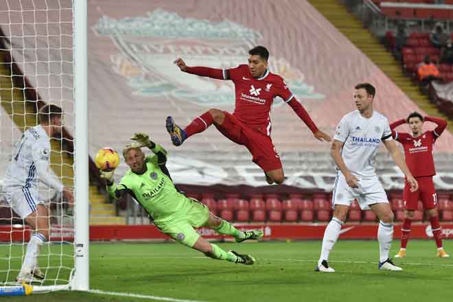  Gambar fail menunjukkan aksi Firmino (tengah) ketika beraksi dalam perlawanan Liga Perdana Inggeris di antara Liverpool dan Leicester City di Anfield pada 22 November lalu. — Gambar AFP