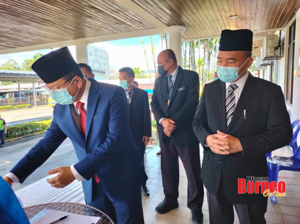  Ruslan (kanan) dan ADUN Klias Datuk Isnin Aliasnih (kiri) tiba di pejabat Majlis Daerah Beaufort.